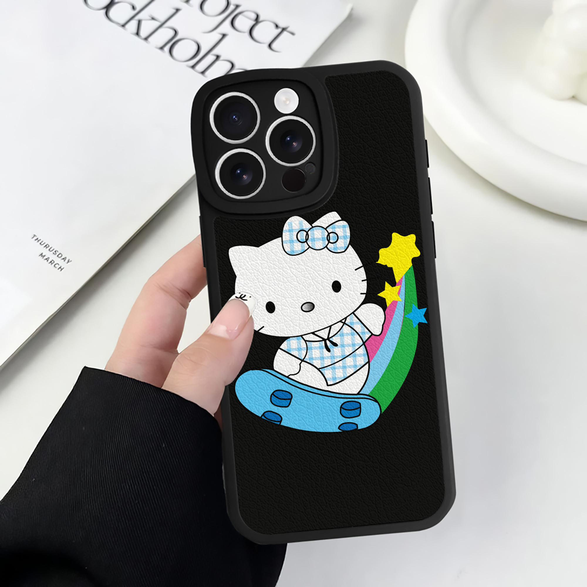 （画像用） Hello Kitty ハローキティ 【iPhone 16シリーズ対応】シリコンスマホケース（レザー調） 材質：シリコン